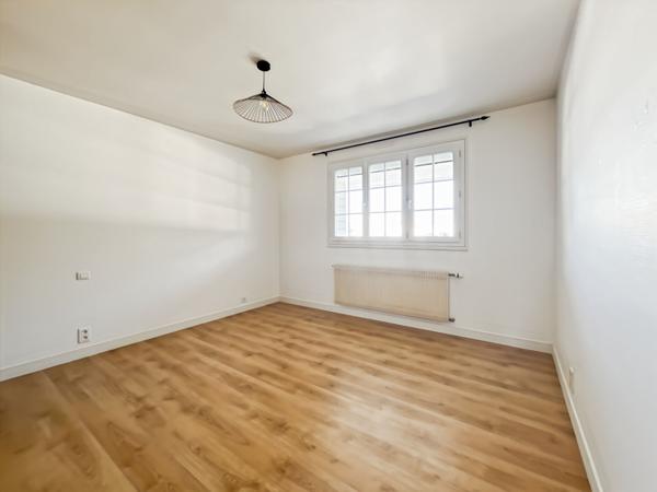 Pavillon lumineux avec garage de 48 m² et terrain facile à entretenir ? Proche commerces à Challans