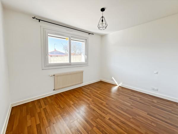 Pavillon lumineux avec garage de 48 m² et terrain facile à entretenir ? Proche commerces à Challans