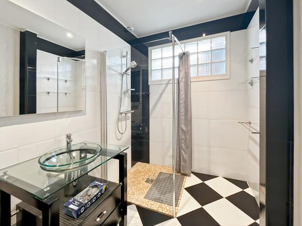 Pavillon lumineux avec garage de 48 m² et terrain facile à entretenir ? Proche commerces à Challans