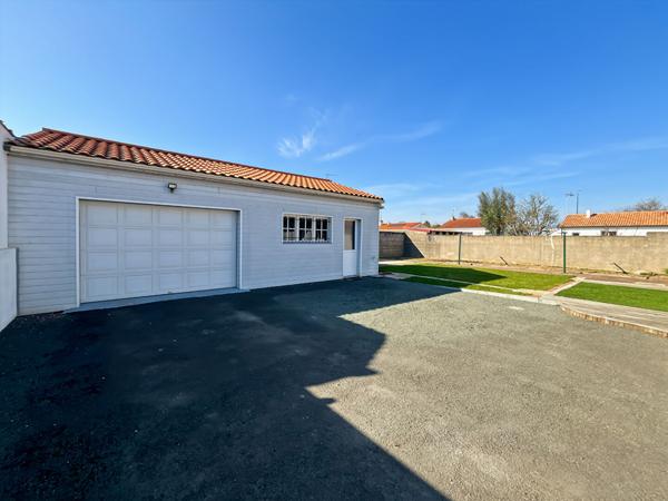 Pavillon lumineux avec garage de 48 m² et terrain facile à entretenir ? Proche commerces à Challans