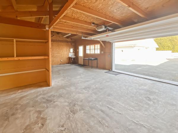 Pavillon lumineux avec garage de 48 m² et terrain facile à entretenir ? Proche commerces à Challans