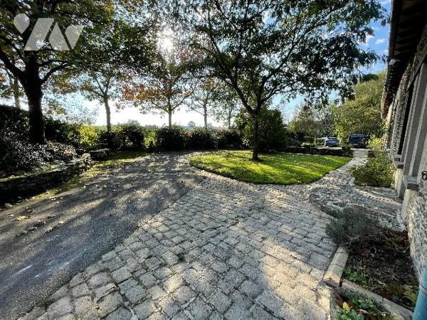 NOYAL SUR VILAINE
Longère 200m² habitables + dépendances - Terrain 5021m²