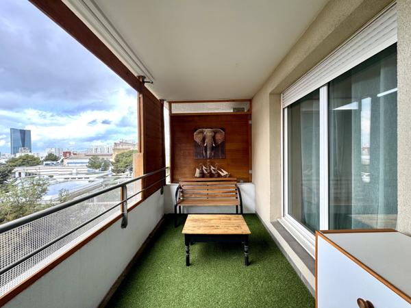 Marseille (13002) APPARTEMENT TROIS PIECES DE 63M2 CARREZ - LUMINEUX - TERRASSE DE 10M2 - ASCENSEUR - GARAGE FERMÉ EN SUS