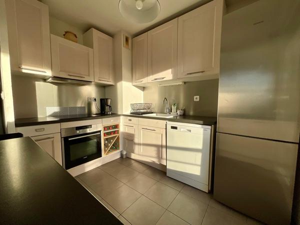 Marseille (13002) APPARTEMENT TROIS PIECES DE 63M2 CARREZ - LUMINEUX - TERRASSE DE 10M2 - ASCENSEUR - GARAGE FERMÉ EN SUS