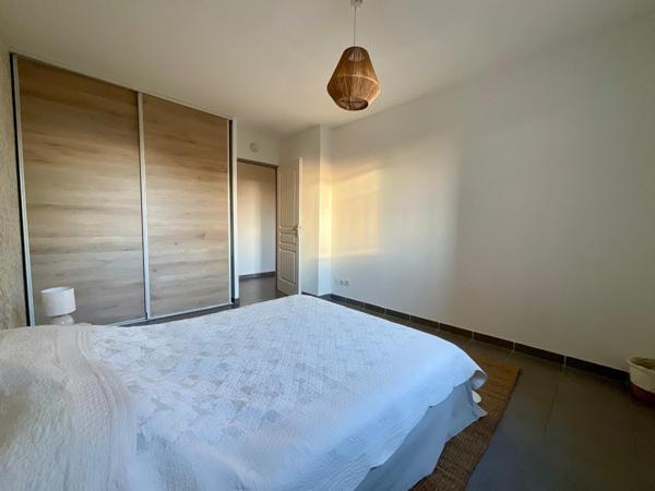 Marseille (13002) APPARTEMENT TROIS PIECES DE 63M2 CARREZ - LUMINEUX - TERRASSE DE 10M2 - ASCENSEUR - GARAGE FERMÉ EN SUS