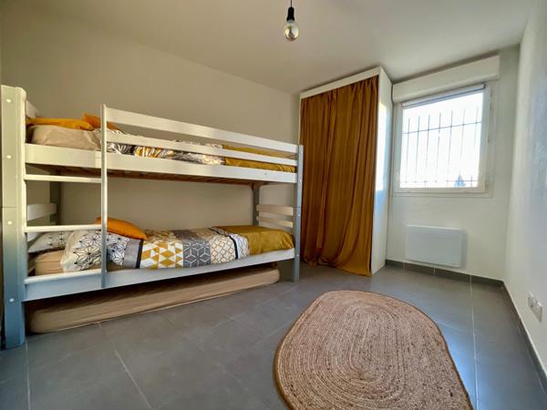 Marseille (13002) APPARTEMENT TROIS PIECES DE 63M2 CARREZ - LUMINEUX - TERRASSE DE 10M2 - ASCENSEUR - GARAGE FERMÉ EN SUS