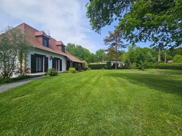 Belle maison familiale de 207 m² avec studio indépendant, piscine et vaste terrain arboré