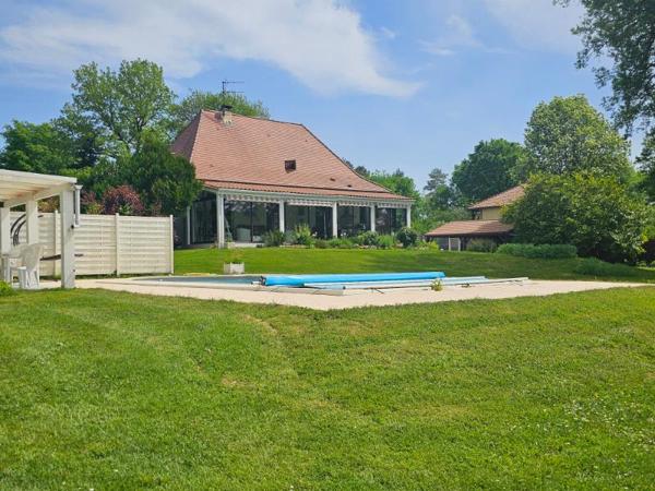 Belle maison familiale de 207 m² avec studio indépendant, piscine et vaste terrain arboré