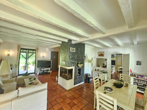 Belle maison familiale de 207 m² avec studio indépendant, piscine et vaste terrain arboré