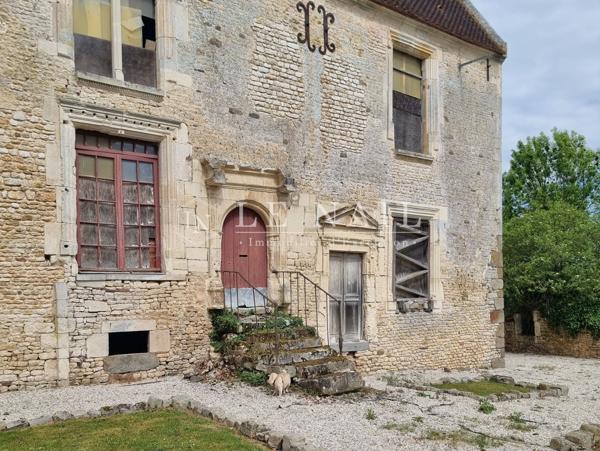 Manoir ISMH du XVe siècle à restaurer, avec annexe habitable et jardin, en Normandie