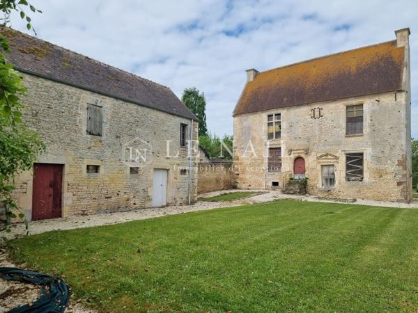 Manoir ISMH du XVe siècle à restaurer, avec annexe habitable et jardin, en Normandie