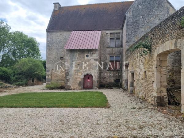 Manoir ISMH du XVe siècle à restaurer, avec annexe habitable et jardin, en Normandie
