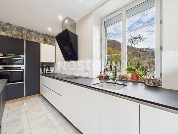 A vendre à 20 minutes d'Aurillac, sur terrain d'environ 3900 m², maison 9 pièces, entièrement rénovée avec piscine intérieure, double garage.