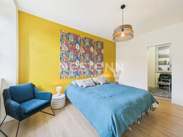 A vendre à 20 minutes d'Aurillac, sur terrain d'environ 3900 m², maison 9 pièces, entièrement rénovée avec piscine intérieure, double garage.