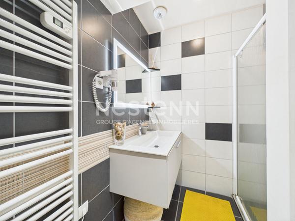 A vendre à 20 minutes d'Aurillac, sur terrain d'environ 3900 m², maison 9 pièces, entièrement rénovée avec piscine intérieure, double garage.