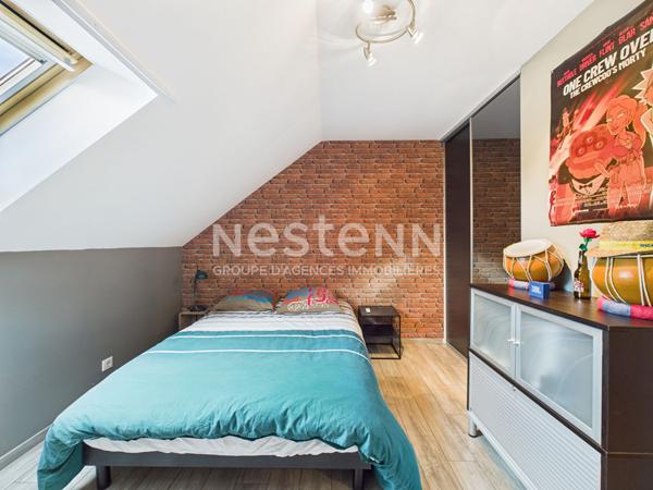 A vendre à 20 minutes d'Aurillac, sur terrain d'environ 3900 m², maison 9 pièces, entièrement rénovée avec piscine intérieure, double garage.