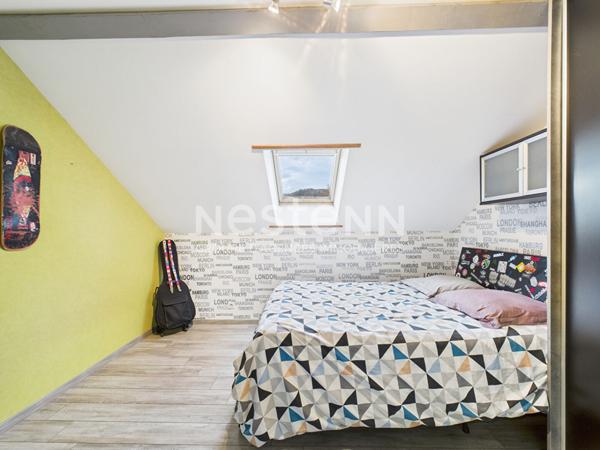 A vendre à 20 minutes d'Aurillac, sur terrain d'environ 3900 m², maison 9 pièces, entièrement rénovée avec piscine intérieure, double garage.