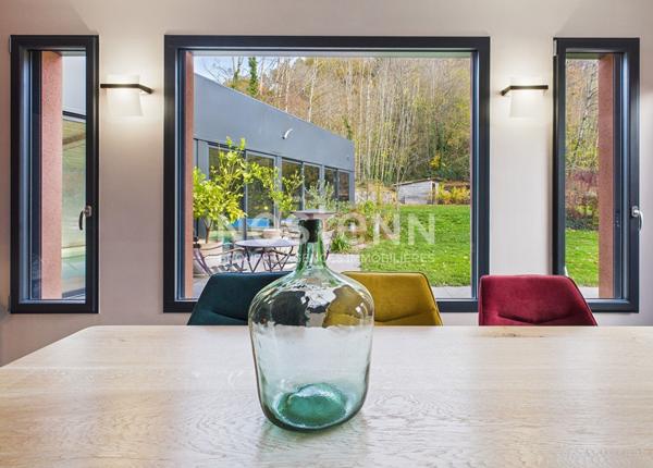 A vendre à 20 minutes d'Aurillac, sur terrain d'environ 3900 m², maison 9 pièces, entièrement rénovée avec piscine intérieure, double garage.