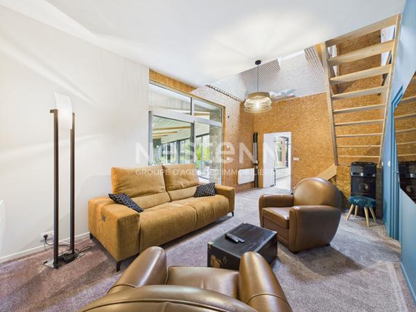 A vendre à 20 minutes d'Aurillac, sur terrain d'environ 3900 m², maison 9 pièces, entièrement rénovée avec piscine intérieure, double garage.