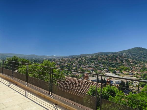 Villa de charme contemporaine et provençale avec vue panoramique, 3 chambres et piscine à débordement – VAR Le Lavandou, quartier résidentiel prisé