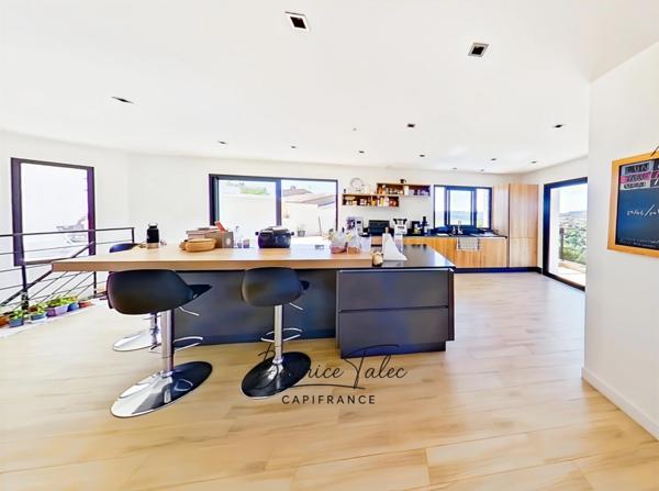 Villa de charme contemporaine et provençale avec vue panoramique, 3 chambres et piscine à débordement – VAR Le Lavandou, quartier résidentiel prisé