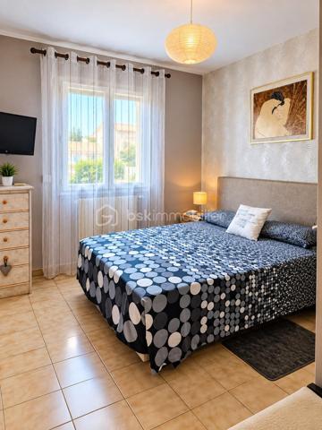 LUNEL – Maison 5 pièces – 127 m² – Terrain 451 m²

Dans un environnement résidentiel au calme, découvrez cette maison soigneusement entretenue, offrant de beaux volumes et un cadre de vie particulièrement agréable.
D'une superficie d'environ 127 m², elle propose 4 chambres et de généreux espaces de vie, parfaitement adaptés à une vie familiale.
Vous profiterez d'un jardin très bien entretenu et soigneusement aménagé, idéal pour les moments de détente, les repas en famille ou entre amis. 
Un système d'arrosage automatique vient faciliter son entretien et préserver la qualité des espaces verts.

☀️ Équipée de panneaux photovoltaïques, la maison bénéficie également d'un équipement permettant de valoriser la production d'énergie solaire.

⭐ Les atouts
🏠 Maison soigneusement entretenue
📐 Environ 127 m² habitables
🛏️ 4 chambres
🌳 Terrain de 451 m²
🌿 Jardin paysagé et très bien entretenu
💧 Arrosage automatique
☀️ Panneaux photovoltaïques
🚗 Garage / stationnement
📍 Secteur résidentiel de Lunel
🛍️ Commerces et commodités à proximité

Le secteur bénéficie notamment de la proximité des commerces, des écoles, des transports et des services, avec le centre commercial E. Leclerc à environ 460 m et plusieurs lignes/arrêts de bus à proximité