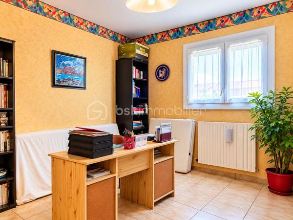 LUNEL – Maison 5 pièces – 127 m² – Terrain 451 m²

Dans un environnement résidentiel au calme, découvrez cette maison soigneusement entretenue, offrant de beaux volumes et un cadre de vie particulièrement agréable.
D'une superficie d'environ 127 m², elle propose 4 chambres et de généreux espaces de vie, parfaitement adaptés à une vie familiale.
Vous profiterez d'un jardin très bien entretenu et soigneusement aménagé, idéal pour les moments de détente, les repas en famille ou entre amis. 
Un système d'arrosage automatique vient faciliter son entretien et préserver la qualité des espaces verts.

☀️ Équipée de panneaux photovoltaïques, la maison bénéficie également d'un équipement permettant de valoriser la production d'énergie solaire.

⭐ Les atouts
🏠 Maison soigneusement entretenue
📐 Environ 127 m² habitables
🛏️ 4 chambres
🌳 Terrain de 451 m²
🌿 Jardin paysagé et très bien entretenu
💧 Arrosage automatique
☀️ Panneaux photovoltaïques
🚗 Garage / stationnement
📍 Secteur résidentiel de Lunel
🛍️ Commerces et commodités à proximité

Le secteur bénéficie notamment de la proximité des commerces, des écoles, des transports et des services, avec le centre commercial E. Leclerc à environ 460 m et plusieurs lignes/arrêts de bus à proximité