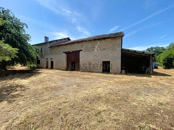 Charmant ensemble en pierre à rénover sur plus de 5 hectares de terrain