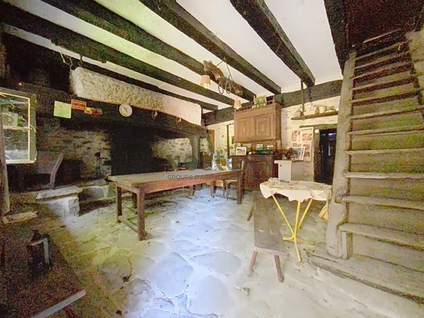 Charmant ensemble en pierre à rénover sur plus de 5 hectares de terrain