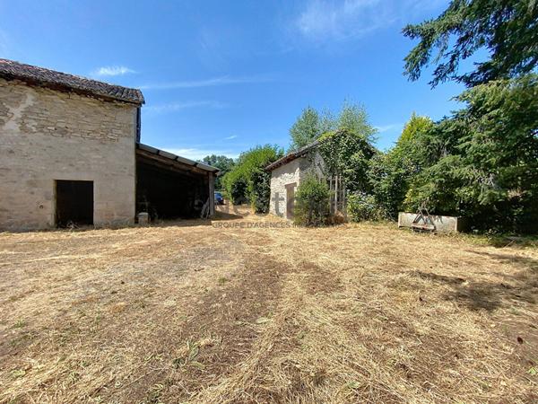 Charmant ensemble en pierre à rénover sur plus de 5 hectares de terrain
