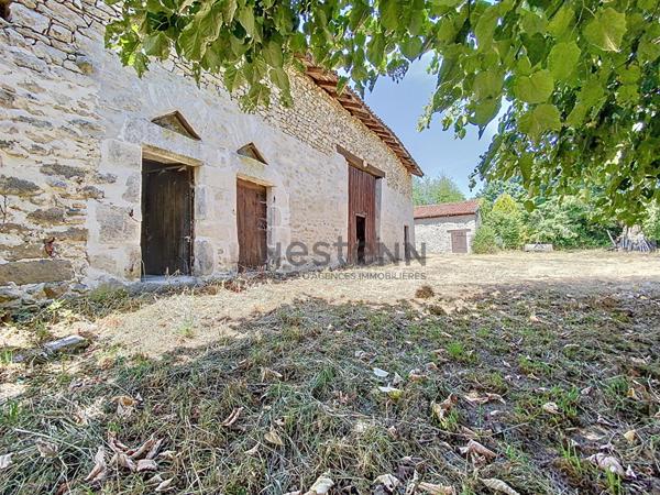 Charmant ensemble en pierre à rénover sur plus de 5 hectares de terrain