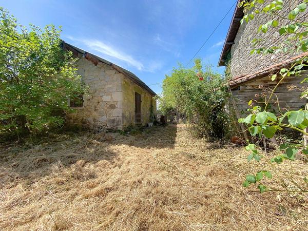 Charmant ensemble en pierre à rénover sur plus de 5 hectares de terrain