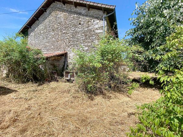 Charmant ensemble en pierre à rénover sur plus de 5 hectares de terrain