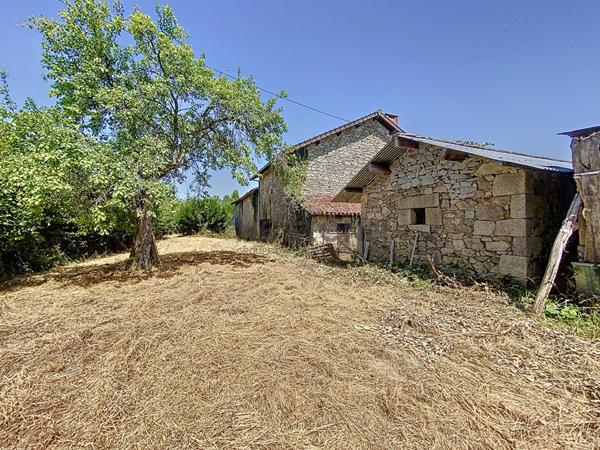 Charmant ensemble en pierre à rénover sur plus de 5 hectares de terrain