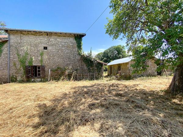 Charmant ensemble en pierre à rénover sur plus de 5 hectares de terrain