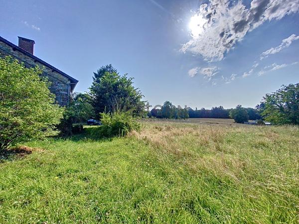 Charmant ensemble en pierre à rénover sur plus de 5 hectares de terrain