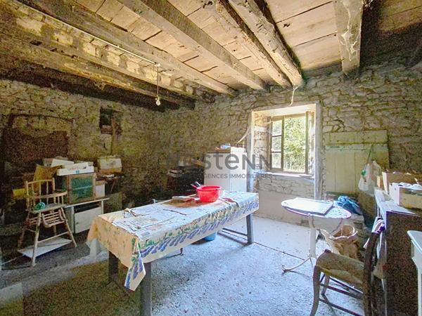 Charmant ensemble en pierre à rénover sur plus de 5 hectares de terrain