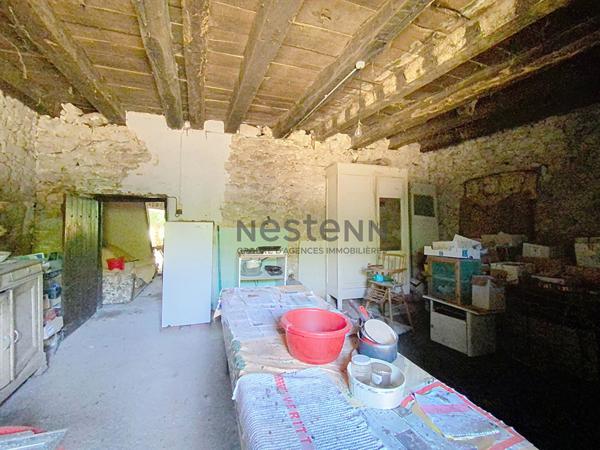 Charmant ensemble en pierre à rénover sur plus de 5 hectares de terrain