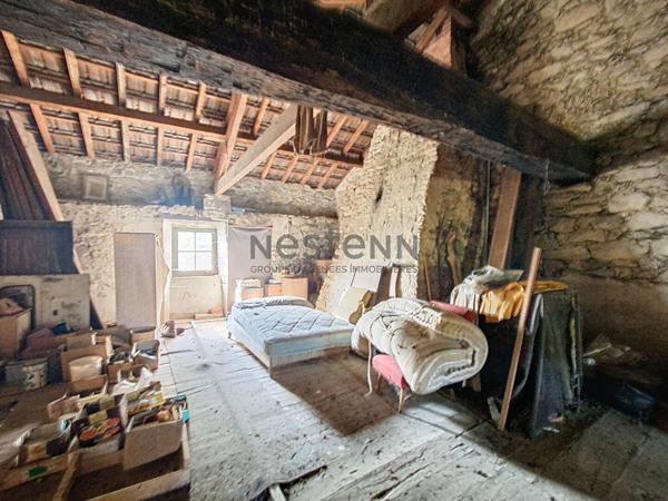 Charmant ensemble en pierre à rénover sur plus de 5 hectares de terrain