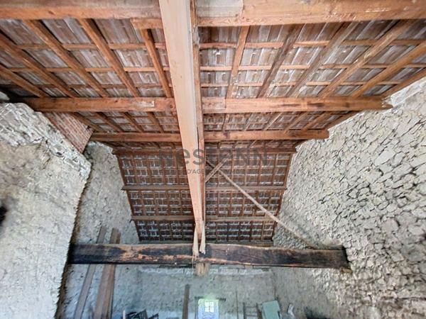 Charmant ensemble en pierre à rénover sur plus de 5 hectares de terrain