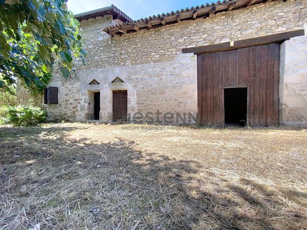 Charmant ensemble en pierre à rénover sur plus de 5 hectares de terrain