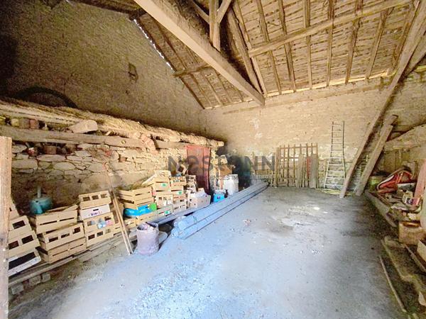 Charmant ensemble en pierre à rénover sur plus de 5 hectares de terrain