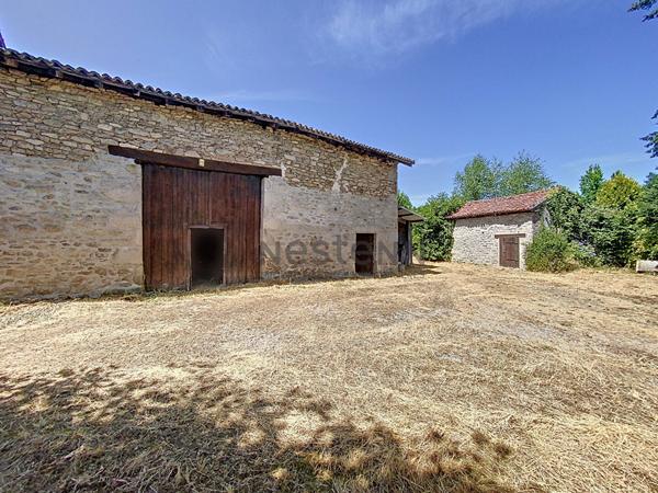 Charmant ensemble en pierre à rénover sur plus de 5 hectares de terrain