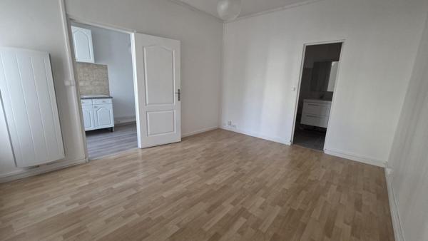 Appartement type 2 séjour chambre cuisine