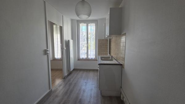 Appartement type 2 séjour chambre cuisine