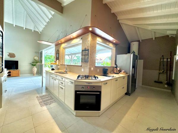 SAINT-FRANÇOIS – VILLA D’EXCEPTION AVEC GRANDE PISCINE, À 5 MINUTES DES PLAGES