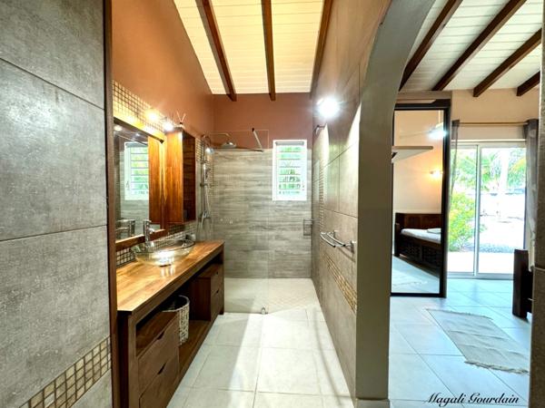 SAINT-FRANÇOIS – VILLA D’EXCEPTION AVEC GRANDE PISCINE, À 5 MINUTES DES PLAGES