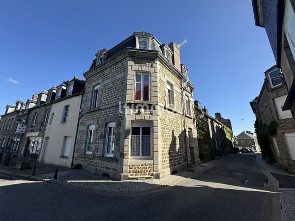 Maison de ville en pierre au cœur de Carrouges