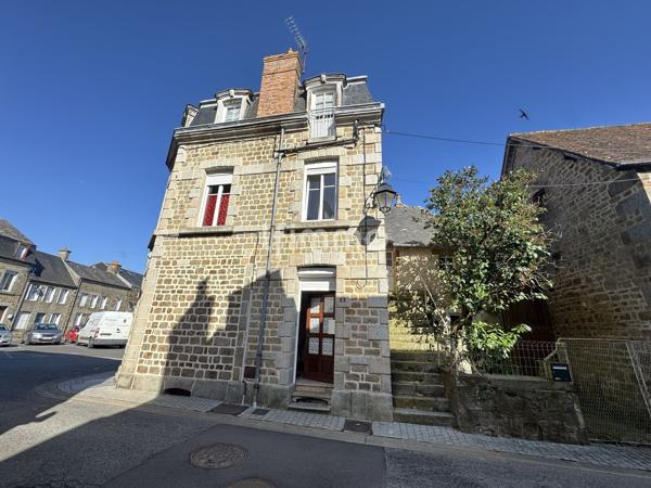 Maison de ville en pierre au cœur de Carrouges