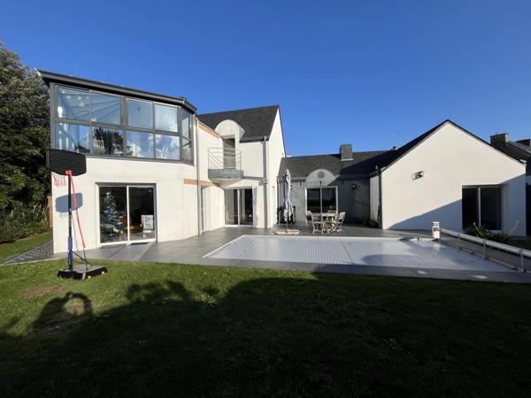 Maison d’architecte rénovée de 190 m² en hypercentre de Séné – Proximité Vannes, commerces et sentiers côtiers